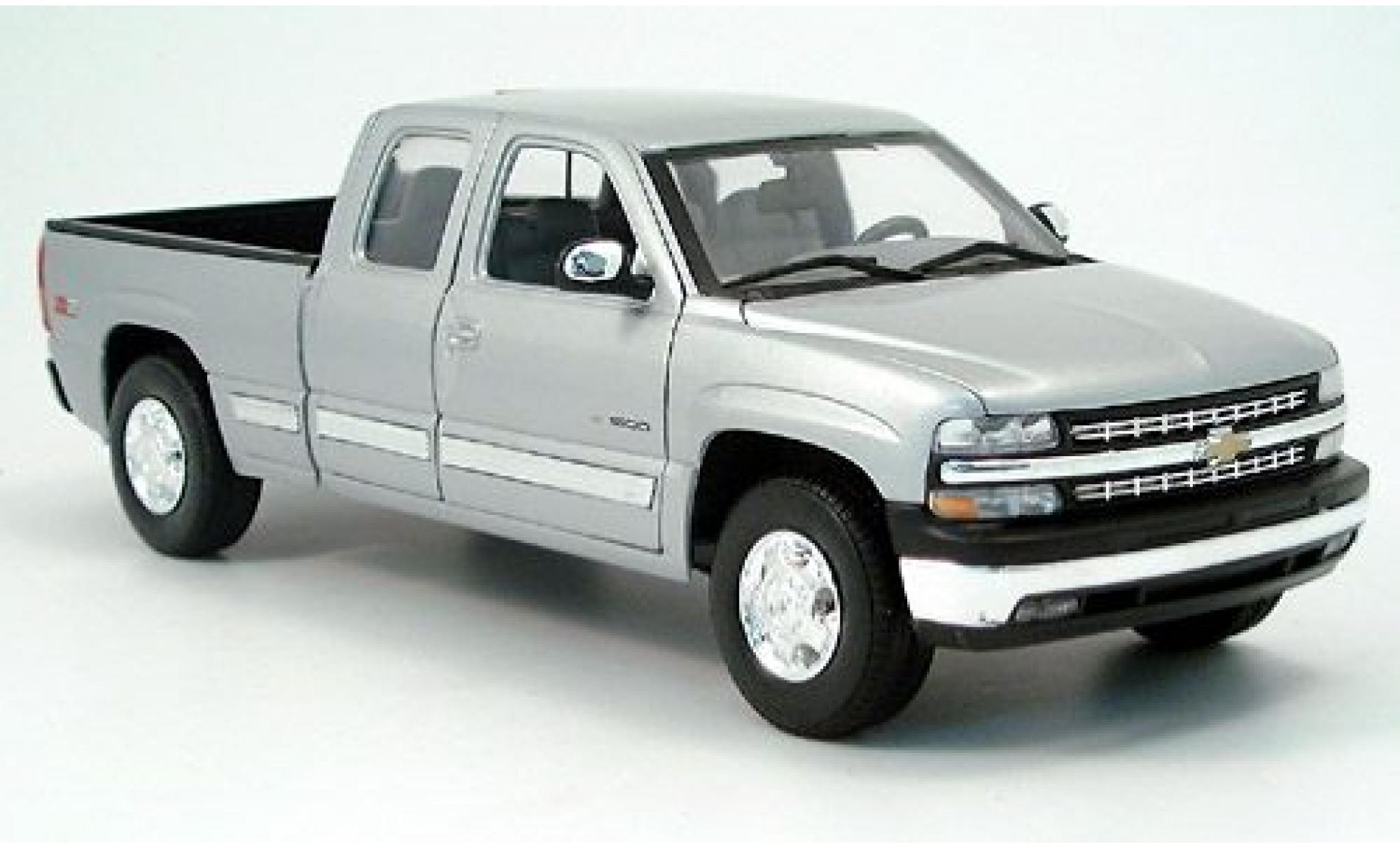 Chevrolet Silverado 1/18 Welly Ext. Cab silver 1:18 diecast model cars
