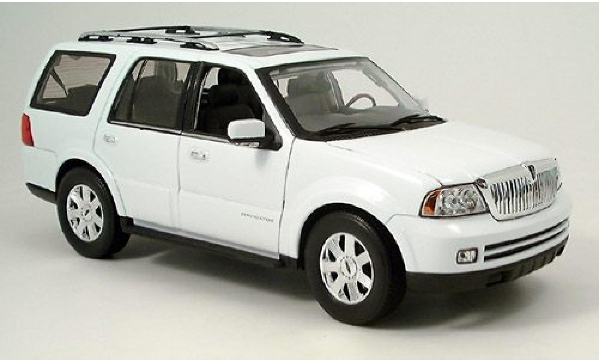 Lincoln Navigator 1/18 Welly white 2005 1:18 diecast model cars