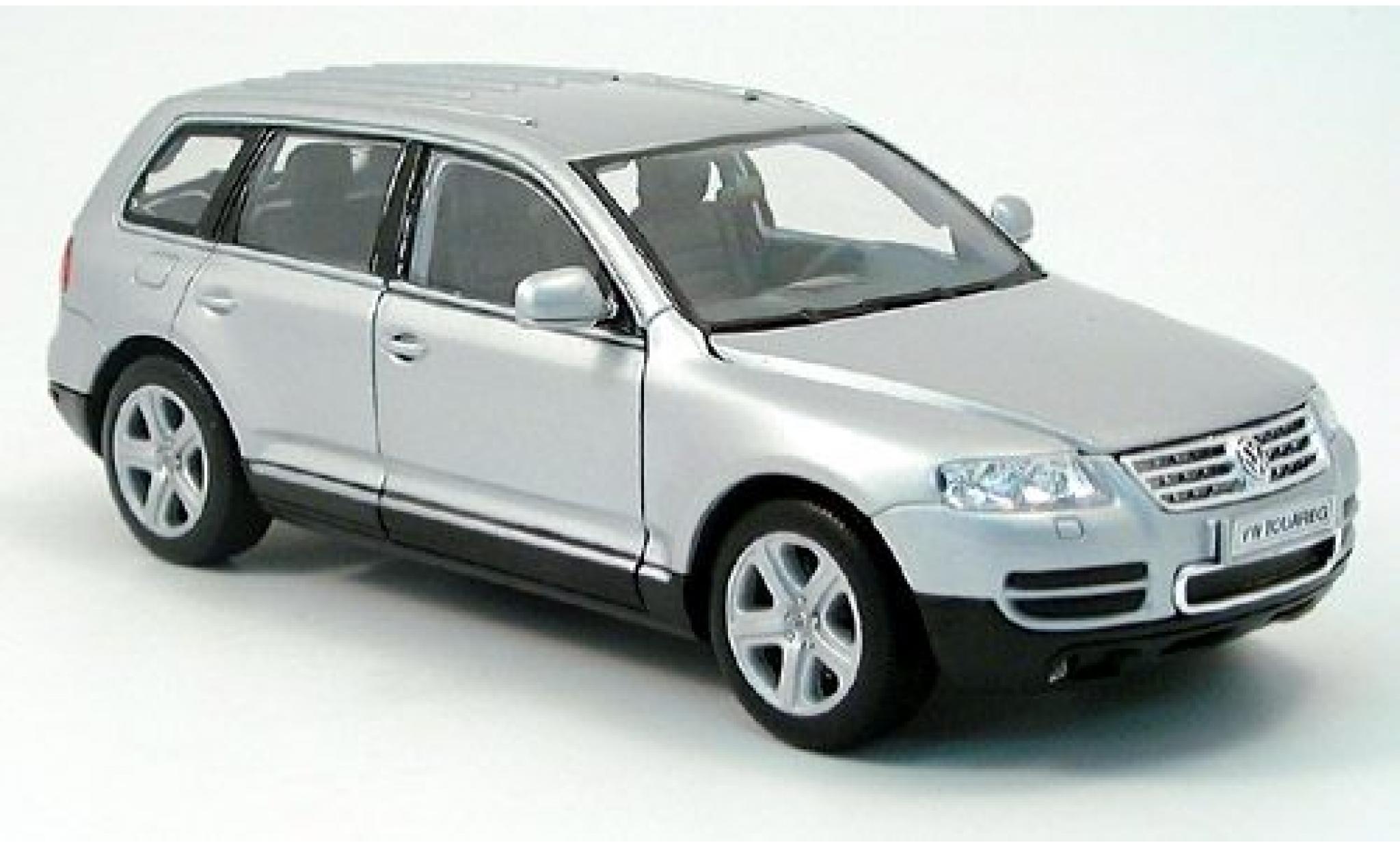 Volkswagen Touareg 1/24 Welly silver 2002 1:24 diecast model cars