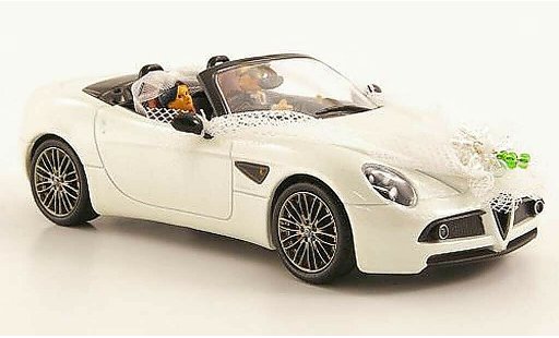 Alfa Romeo 8C spider 1/43 M4 Spyder white Just Married avec 2 Figuren diecast model cars