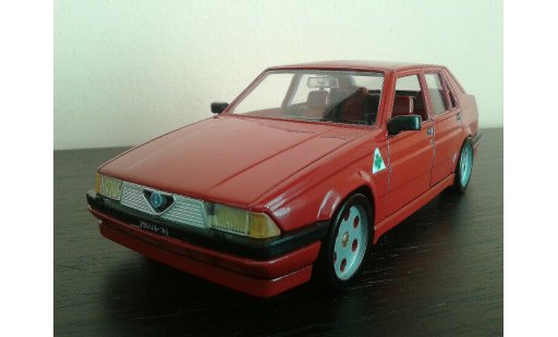 Alfa Romeo 75 berline 1/18 Burago red jantes metal diecast model cars