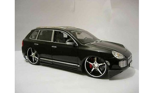 Porsche Cayenne Turbo S 1/18 Maisto black diecast model cars