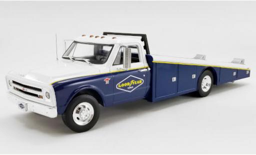 Diecast model cars Chevrolet C-30 plateau Ramp Truck Goodyear 1967 Abschleppwagen 1/18 ACME