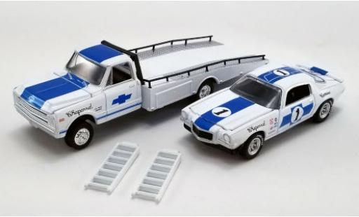 Diecast model cars Chevrolet C-30 plateau Ramp Truck white/blue Chaparral 1967 avec 1970 Trans Am Camaro et Rampes de chargement 1/64 ACME