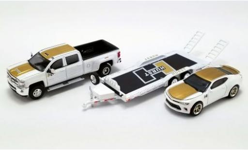 Diecast model cars Chevrolet Silverado pickup 3500 HD Hurst Performance 2018 avec Camaro SS et 2-Achs-remorque 1/64 ACME