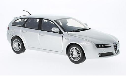 Diecast model cars Alfa Romeo 159 sportwagon SW silver 1/18 Motormax