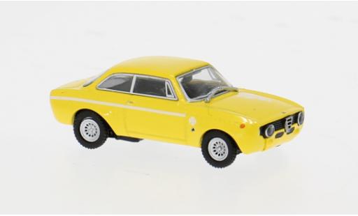 Diecast model cars Alfa Romeo Giulia gt junior 1300 A yellow 1972 1/87 Minichamps