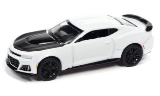 Diecast model cars Chevrolet Camaro ZL1 white/black 2019 1/64 Auto World