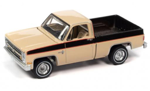 Diecast model cars Chevrolet Silverado pickup 10 Fleetside beige/brun 1985 1/64 Auto World