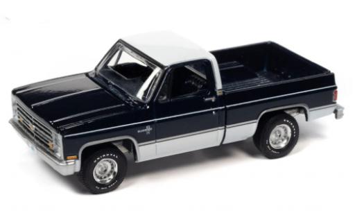 Diecast model cars Chevrolet Silverado pickup 10 Fleetside blue /white 1985 1/64 Auto World