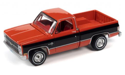 Diecast model cars Chevrolet Silverado pickup 10 Fleetside red/black 1984 1/64 Auto World