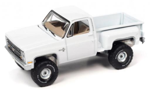 Diecast model cars Chevrolet Silverado pickup K10 Stepside white 1986 1/64 Auto World