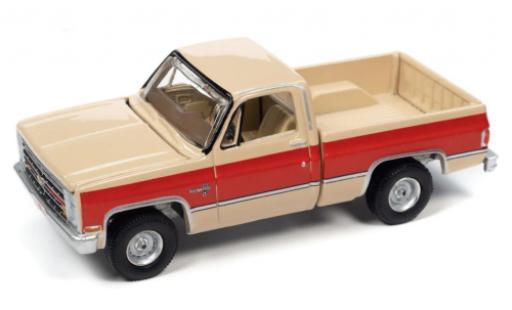 Diecast model cars Chevrolet Silverado pickup R10 Fleetside beige/red 1987 1/64 Auto World
