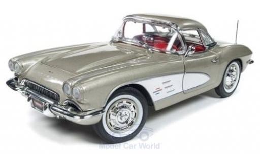 Diecast model cars Chevrolet Corvette Convertible metallic beige/white 1961 1/18 Auto World