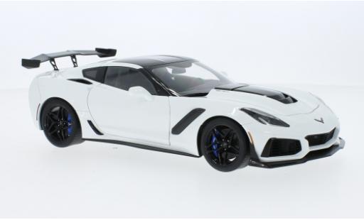 Diecast model cars Chevrolet Corvette ZR1 (C7) white 2019 1/18 AUTOart