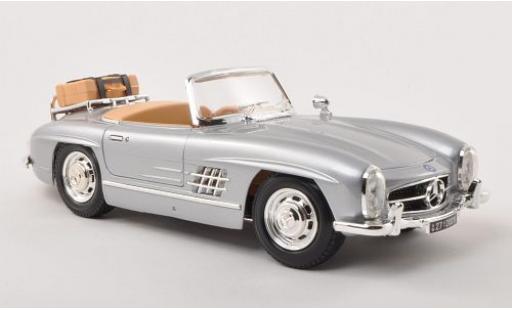 Diecast model cars Mercedes 300 Roadster SL grey with Gep&Atilde;&curren;cktr&Atilde;&curren;ger 1/18 Burago