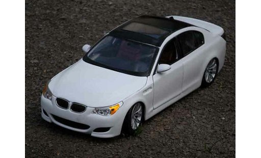 Bmw M5 berline 1/18 Maisto E60 white et black diecast model cars