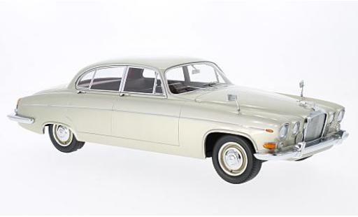 Diecast model cars Jaguar 420 420G G (Mark X) metallic beige RHD 1966 sans Vitrine 1/18 BoS Models