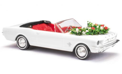 Diecast model cars Ford Mustang Convertible white mariage avec D&Atilde;&copy;coration 1/87 Busch