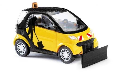 Diecast model cars Smart ForTwo Livree Flotte yellow/black 2007 avec d&Atilde;&copy;blayeuse &Atilde; neige 1/87 Busch