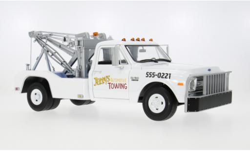 Diecast model cars Chevrolet C-30 wrecker Dually white 1969 Jerry&acirc;��s Towing Fall Guy Stuntman 1/18 Greenlight