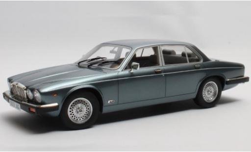 Diecast model cars Jaguar XJ Series III SIII Sovereign metallic blue RHD 1983 1/18 Cult Scale Models
