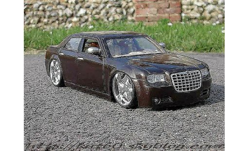 Chrysler 300C special edition 1/18 Maisto show car louis vuitton diecast model cars