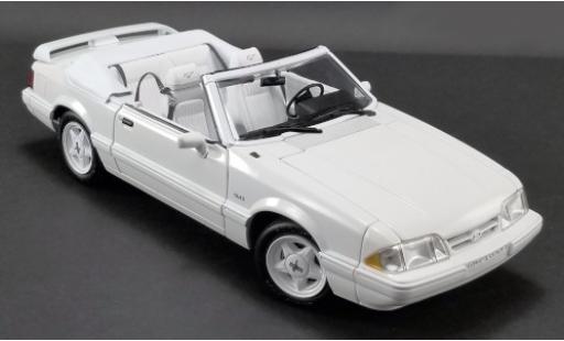 Diecast model cars Ford Mustang LX 5.0 5.0L Convertible Feature Car white 1993 Softtop liegt bei 1/18 GMP