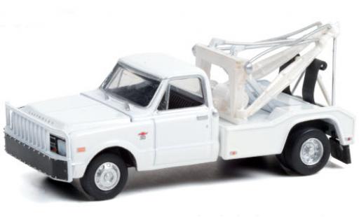 Diecast model cars Chevrolet C-30 wrecker Dually white 1968 1/64 Greenlight