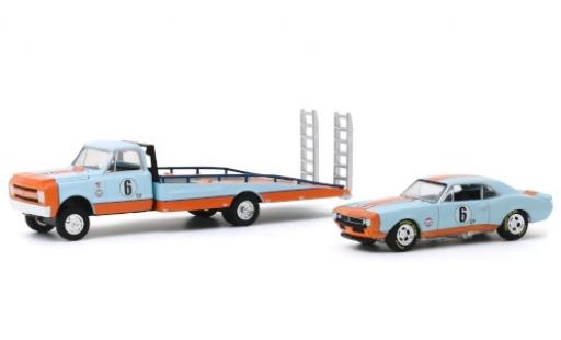 Diecast model cars Chevrolet C-30 plateau Ramp Truck blue/orange Gulf 1967 avec Camaro No.6 avec Rampes de chargement 1/64 Greenlight