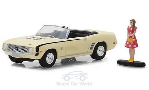Diecast model cars Chevrolet Camaro SS Convertible yellow 1969 with einer weiblichen Figur 1/64 Greenlight