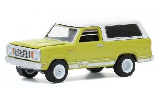 Diecast model cars Dodge Ramcharger SUV green/white 1977 1/64 Greenlight