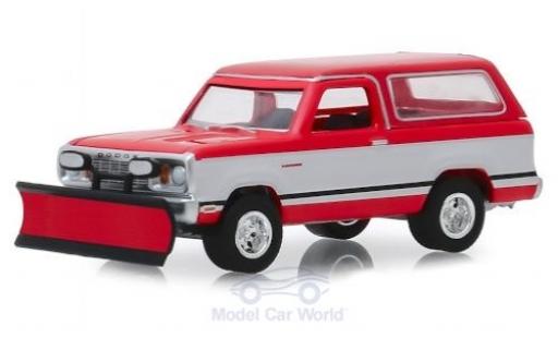 Diecast model cars Dodge Ramcharger SUV red/white 1977 with Schneepflug 1/64 Greenlight