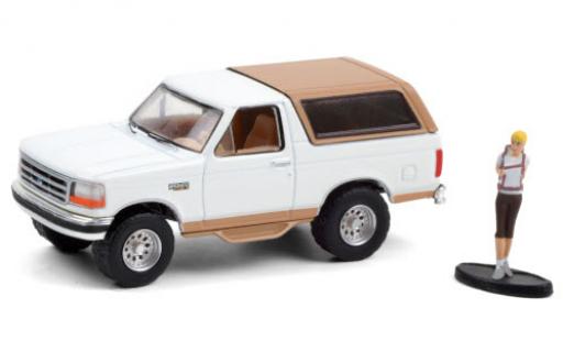 Diecast model cars Ford Bronco Eddie Bauer white/matt-beige 1996 avec figurine 1/64 Greenlight