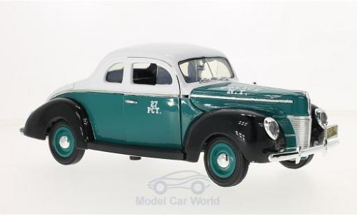 Diecast model cars Ford Deluxe Coupe green/white NYPD - Police 1940 without Vitrine 1/18 Greenlight