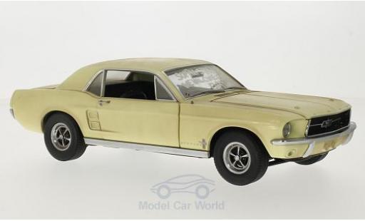 Diecast model cars Ford Mustang Hardtop Coupe beige/Dekor The Walking Dead inklusive Accessoires 1/18 Greenlight
