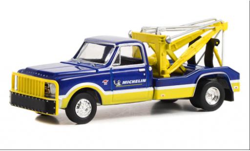 Diecast model cars Chevrolet C-30 wrecker Dually Michelin 1967 1/64 Greenlight