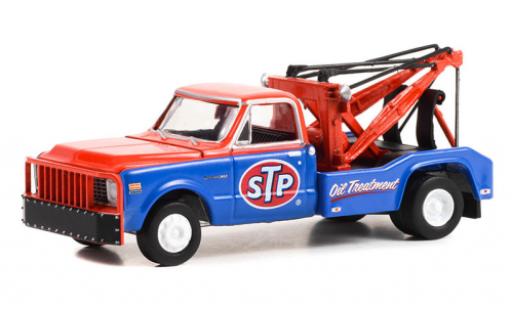 Diecast model cars Chevrolet C-30 wrecker Dually STP 1971 1/64 Greenlight