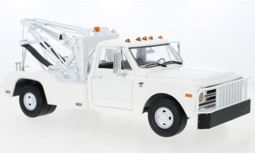 Diecast model cars Chevrolet C-30 wrecker Dually white 1968 1/18 Greenlight
