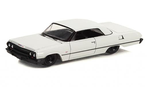 Diecast model cars Chevrolet Impala lowrider white 1963 1/64 Greenlight