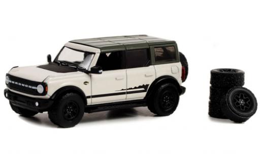Diecast model cars Ford Bronco Wildtrak white/black 2021 1/64 Greenlight