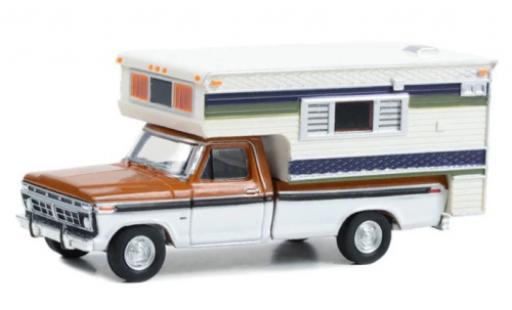 Diecast model cars Ford F-250 Pickup le cuivre/white 1976 1/64 Greenlight