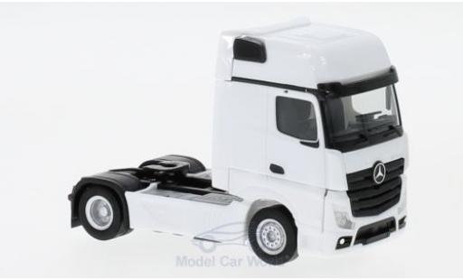 Diecast model cars Mercedes Actros Gigaspace white 2018 Zugmaschine 1/87 Herpa