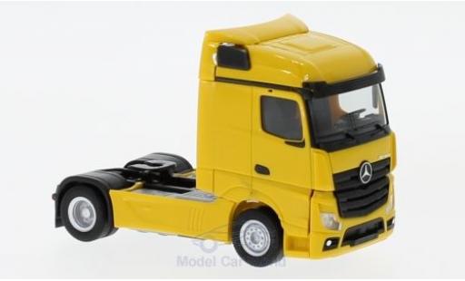 Diecast model cars Mercedes Actros Streamspace 2.5 yellow 2018 Zugmaschine 1/87 Herpa