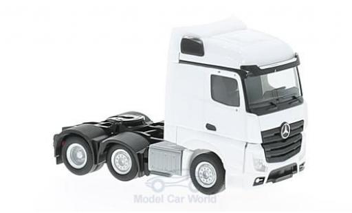 Diecast model cars Mercedes Actros Streamspace 6x2 white 2011 Zugmaschine 1/87 Herpa
