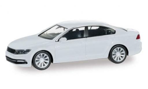 Diecast model cars Volkswagen Passat Base Limousine metallic white 1/87 Herpa