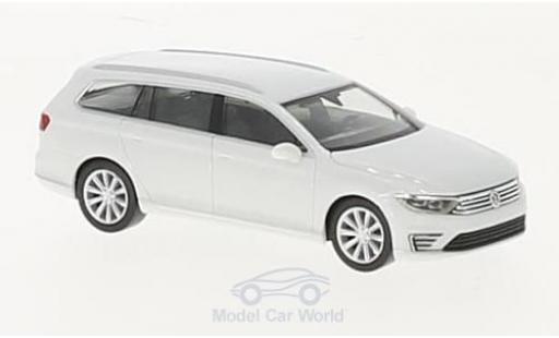 Diecast model cars Volkswagen Passat Base Variant GTE white 1/87 Herpa