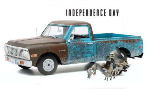 Diecast model cars Chevrolet C-10 Pickup blue/grey Independence Day 1971 avec traces d et Alien-figurine 1/18 Highway 61