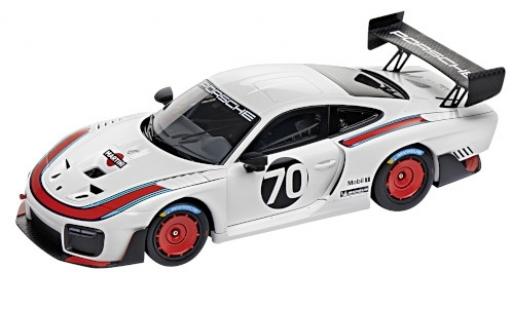 Diecast model cars Porsche 911 GT2 RS 935 white/Dekor No.70 Martini 2018 Basis: 911 (.2) 1/18 Minichamps