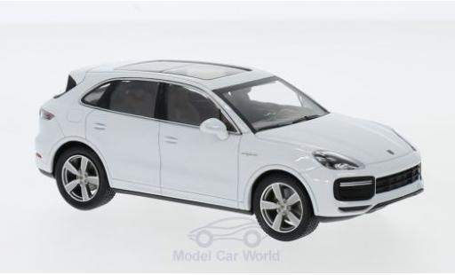 Diecast model cars Porsche Cayenne Turbo S e-hybrid white 2019 1/43 Minichamps